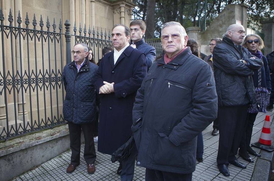 Multitud de personas han querido darle el último adiós al exministro de Educación y Ciencia y reputado jurista gijonés