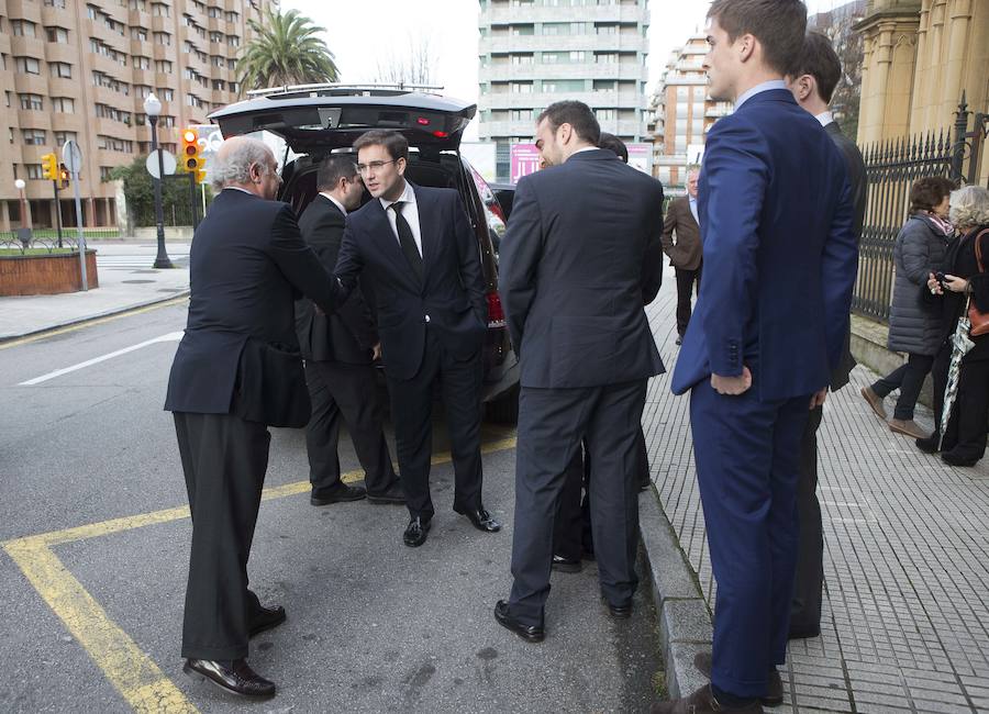 Multitud de personas han querido darle el último adiós al exministro de Educación y Ciencia y reputado jurista gijonés