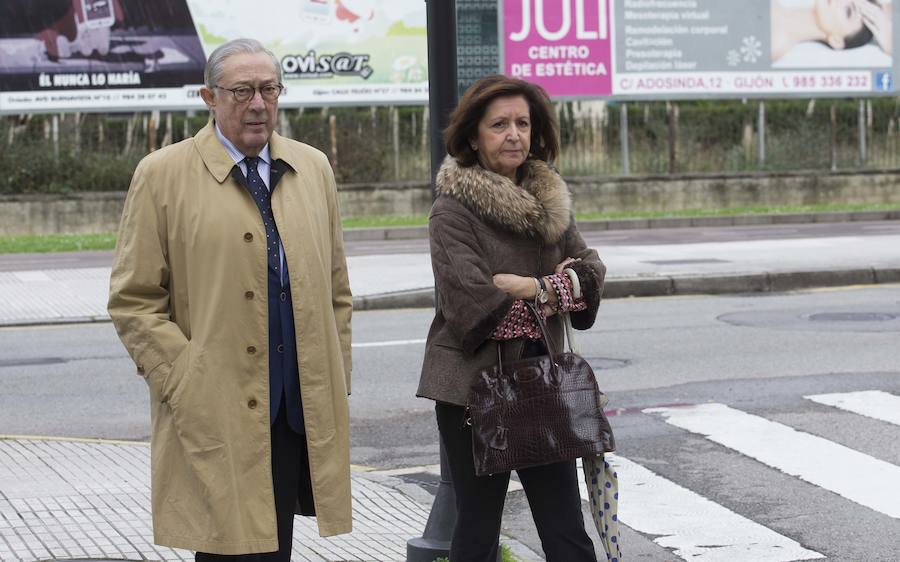 Multitud de personas han querido darle el último adiós al exministro de Educación y Ciencia y reputado jurista gijonés