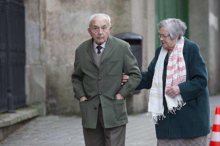 Multitud de personas han querido darle el último adiós al exministro de Educación y Ciencia y reputado jurista gijonés