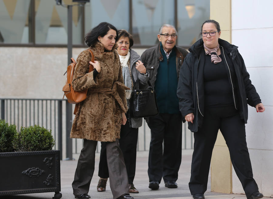 Multitud de personas han querido darle el último adiós al exministro de Educación y Ciencia y reputado jurista gijonés