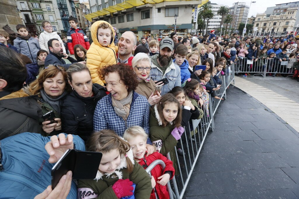 ¿Estuviste en la llegada de los Reyes Magos a Gijón? ¡Búscate en las fotos! (2)