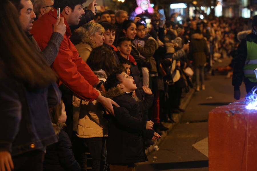 Los Reyes Magos de Oriente llevan la ilusión a Avilés