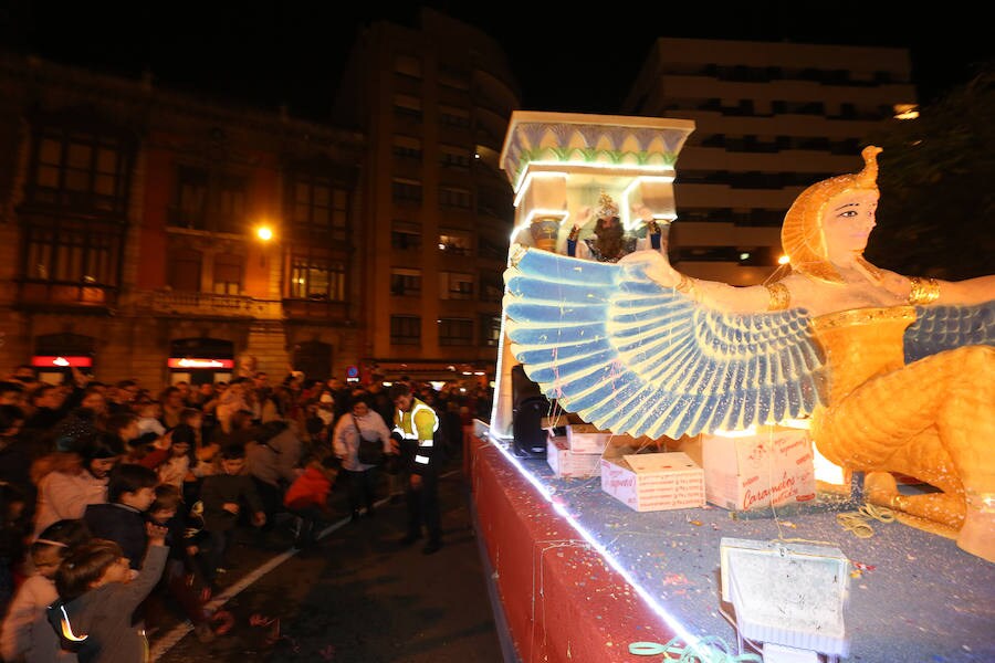 Los Reyes Magos de Oriente llevan la ilusión a Avilés