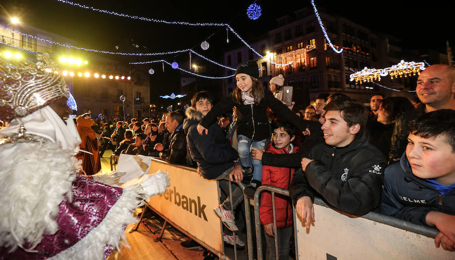 Los Reyes Magos de Oriente llevan la ilusión a Avilés