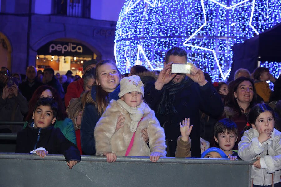 Los Reyes Magos de Oriente llevan la ilusión a Avilés