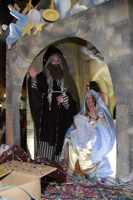 La Cabalgata de Reyes inunda Gijón de color