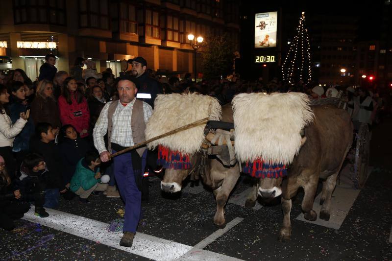 La Cabalgata de Reyes inunda Gijón de color