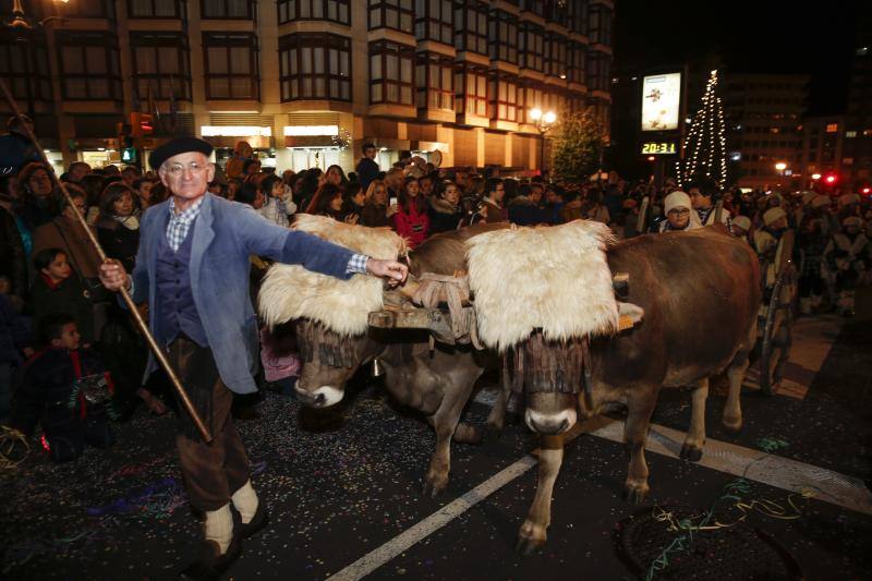La Cabalgata de Reyes inunda Gijón de color