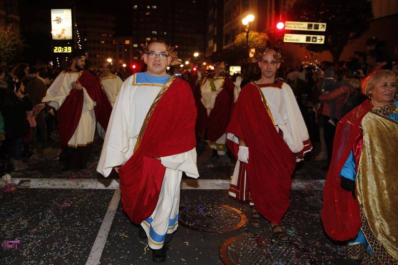 La Cabalgata de Reyes inunda Gijón de color
