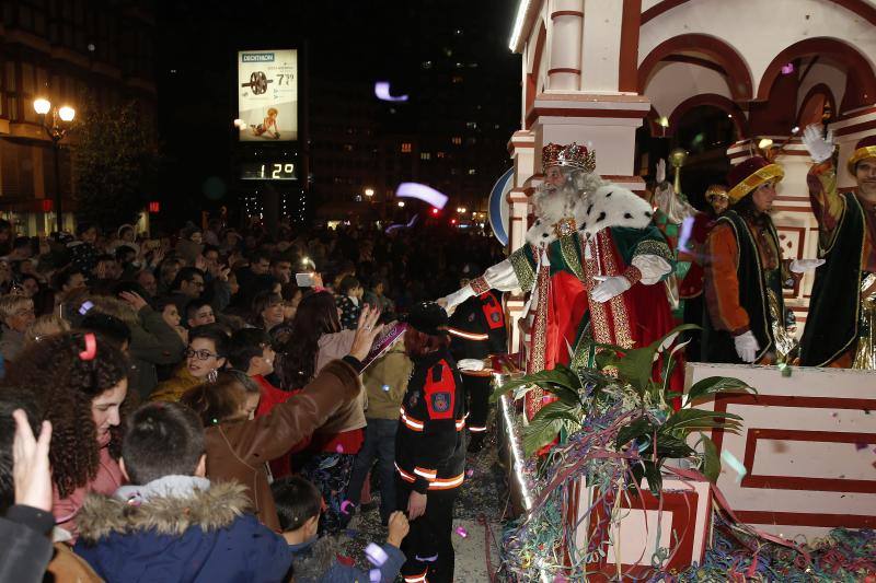La Cabalgata de Reyes inunda Gijón de color