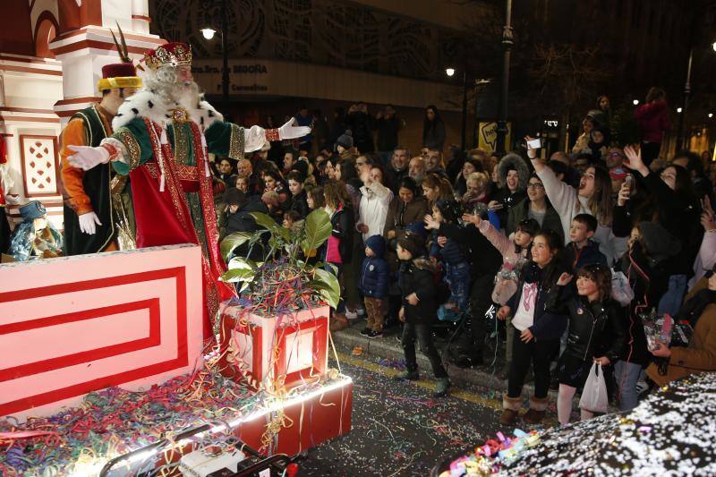 La Cabalgata de Reyes inunda Gijón de color