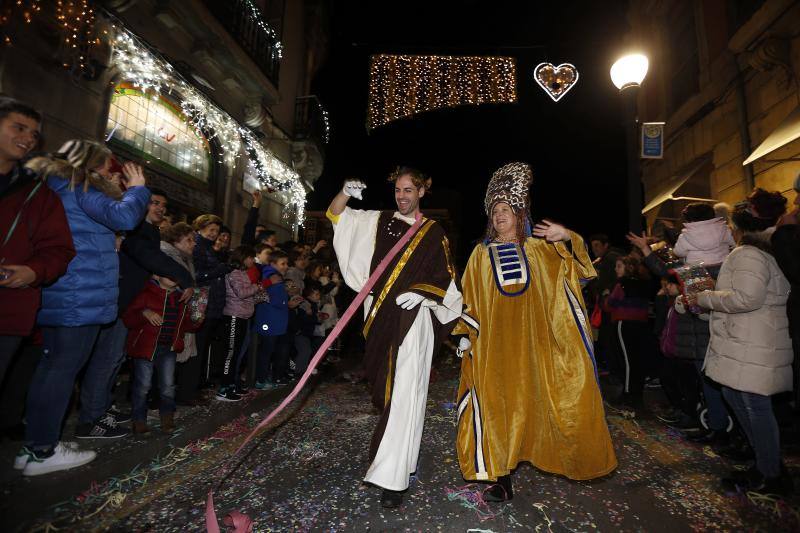La Cabalgata de Reyes inunda Gijón de color
