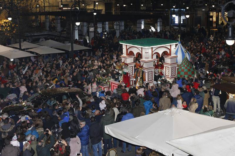La Cabalgata de Reyes inunda Gijón de color