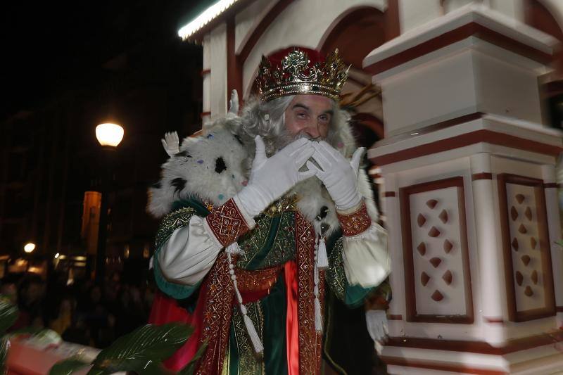 La Cabalgata de Reyes inunda Gijón de color