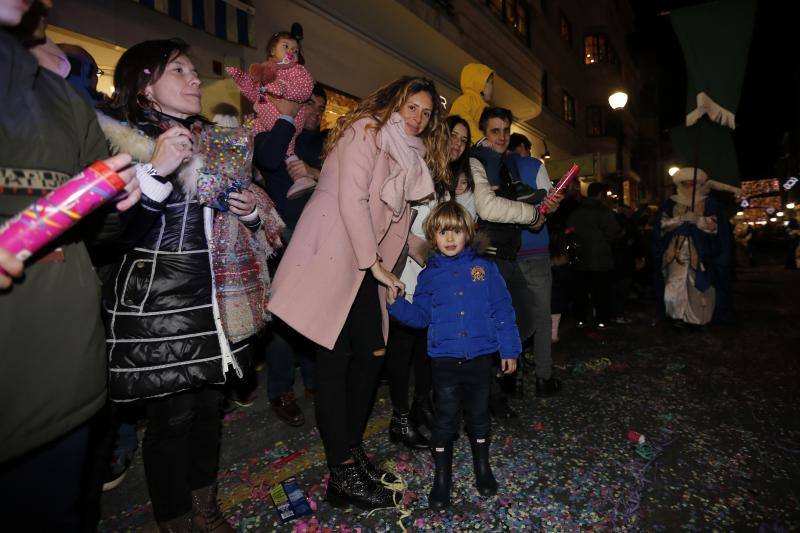 La Cabalgata de Reyes inunda Gijón de color