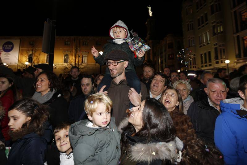 La Cabalgata de Reyes inunda Gijón de color