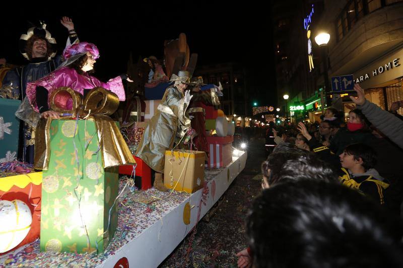 La Cabalgata de Reyes inunda Gijón de color