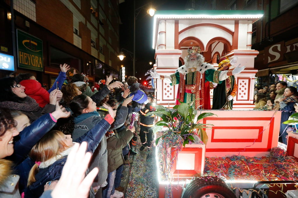 La Cabalgata de Reyes inunda Gijón de color