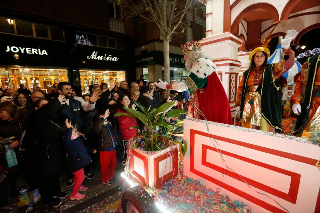 La Cabalgata de Reyes inunda Gijón de color