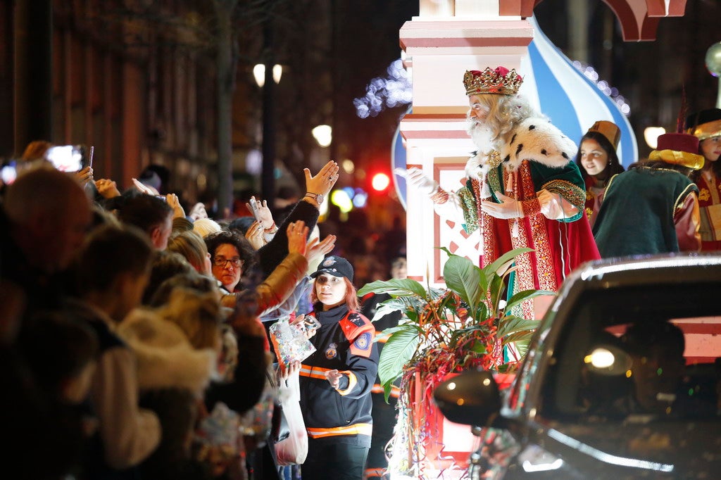 La Cabalgata de Reyes inunda Gijón de color