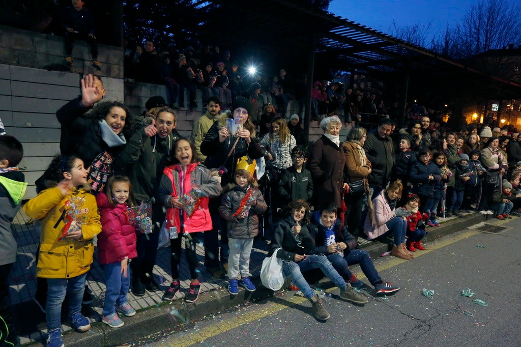 La Cabalgata de Reyes inunda Gijón de color
