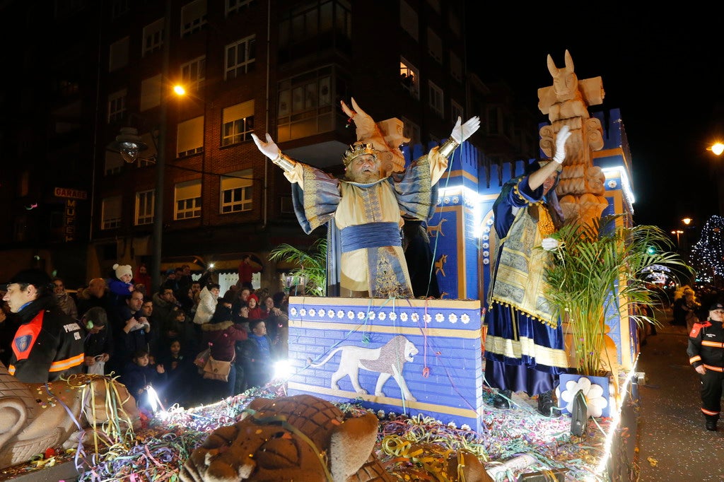 La Cabalgata de Reyes inunda Gijón de color