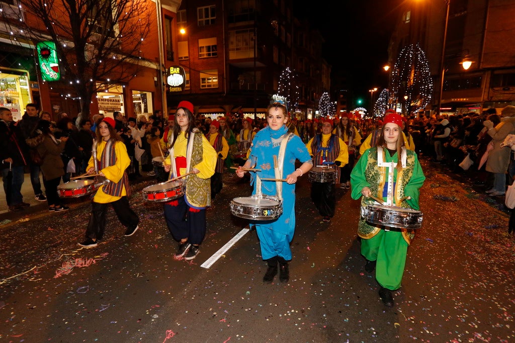 La Cabalgata de Reyes inunda Gijón de color