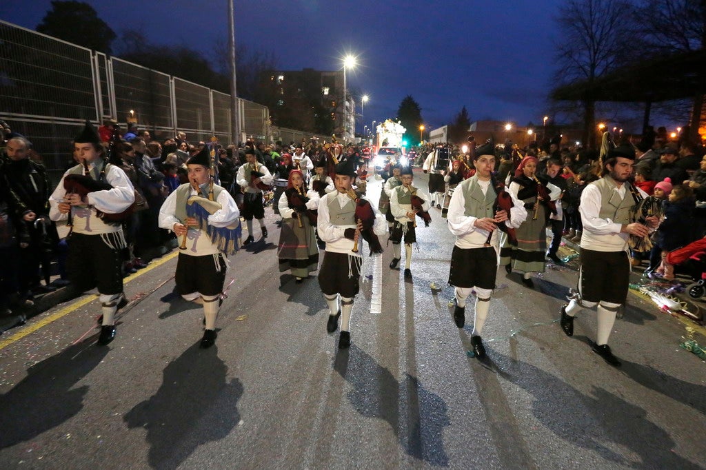 La Cabalgata de Reyes inunda Gijón de color