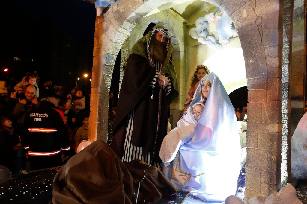 La Cabalgata de Reyes inunda Gijón de color