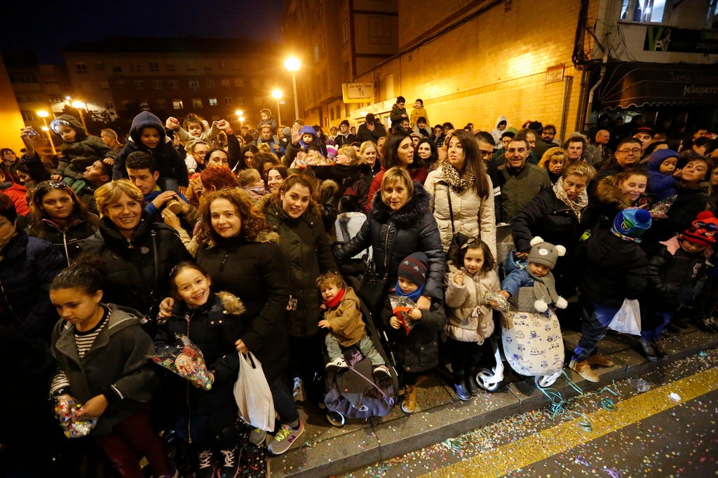 La Cabalgata de Reyes inunda Gijón de color