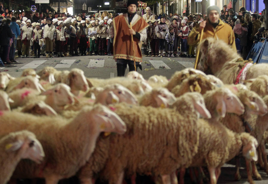 Mágico desfile de Sus Majestades por las calles de Oviedo