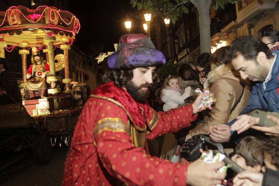 Mágico desfile de Sus Majestades por las calles de Oviedo