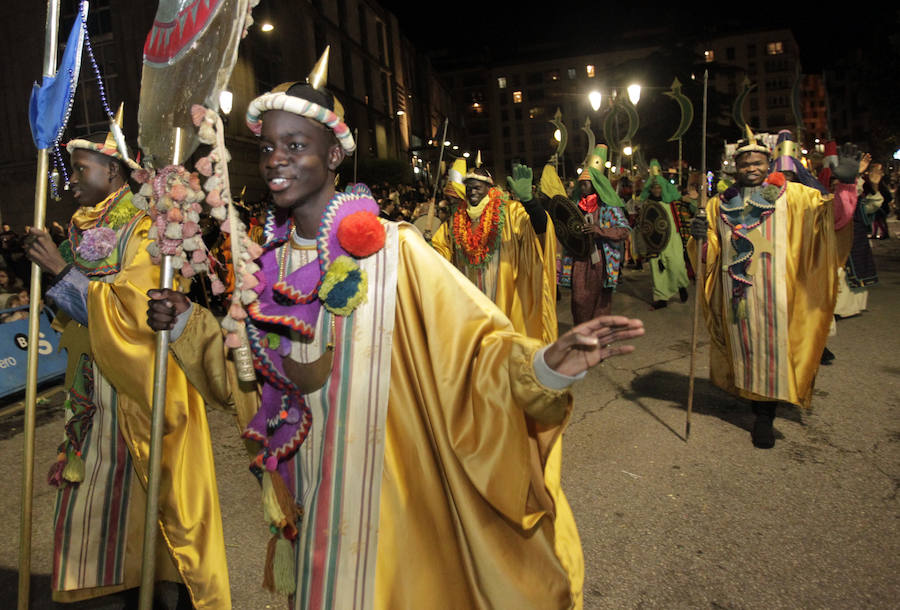 Mágico desfile de Sus Majestades por las calles de Oviedo