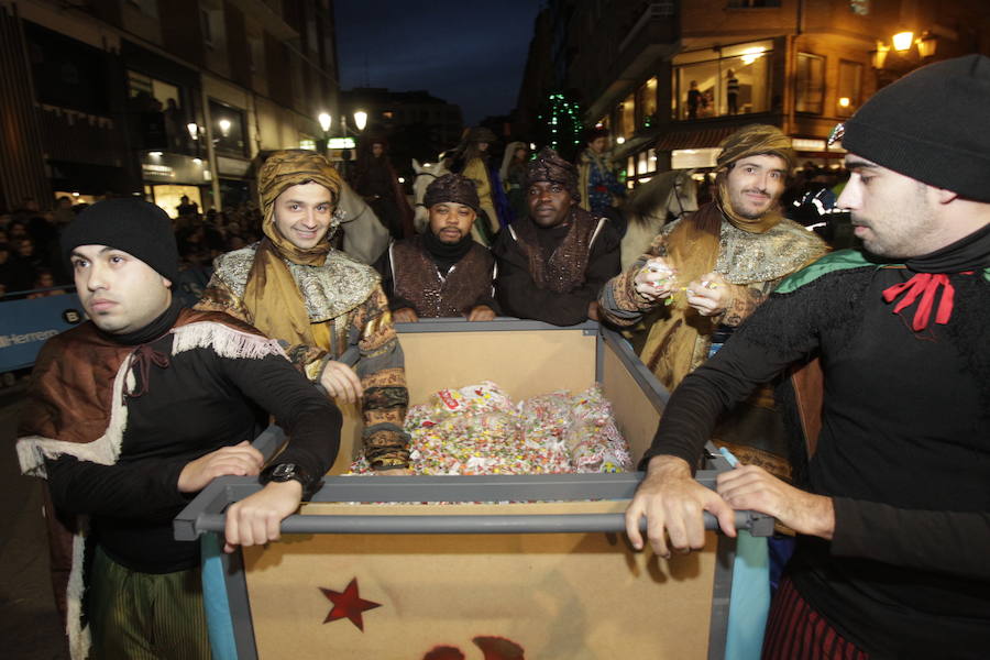 Mágico desfile de Sus Majestades por las calles de Oviedo