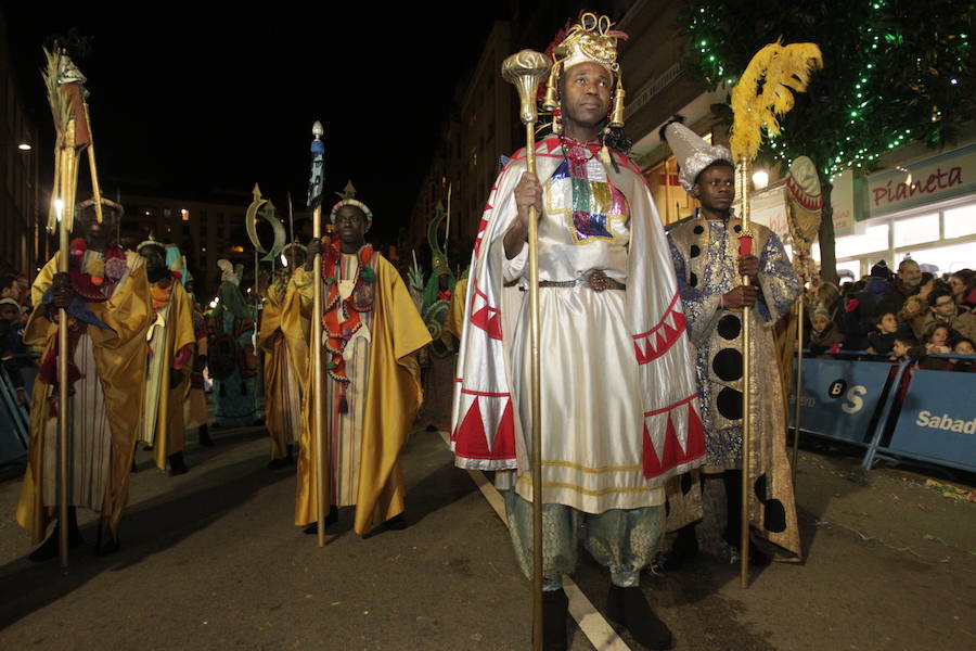 Mágico desfile de Sus Majestades por las calles de Oviedo