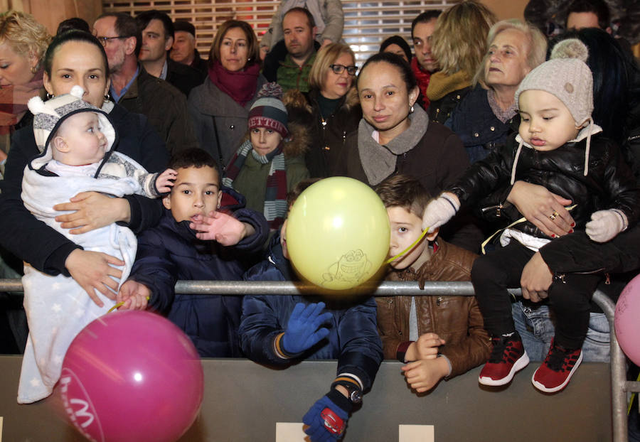 Mágico desfile de Sus Majestades por las calles de Oviedo