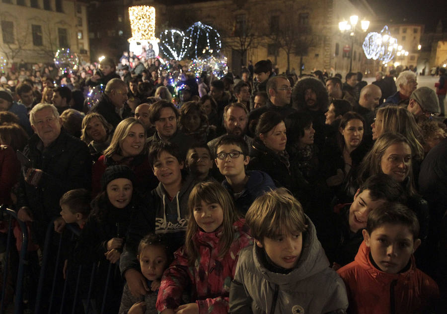 Mágico desfile de Sus Majestades por las calles de Oviedo