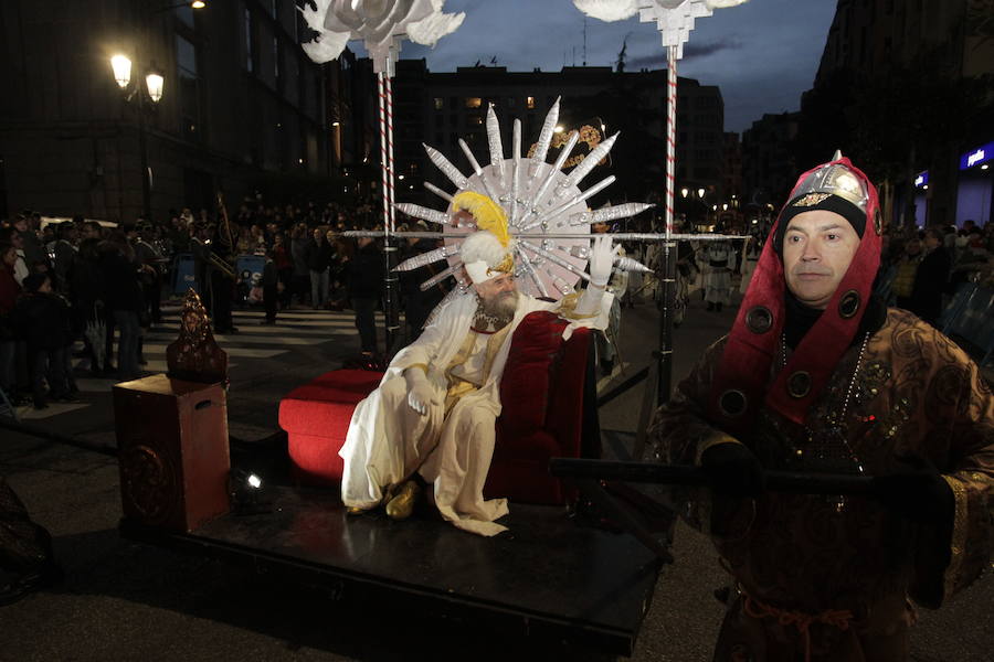 Mágico desfile de Sus Majestades por las calles de Oviedo
