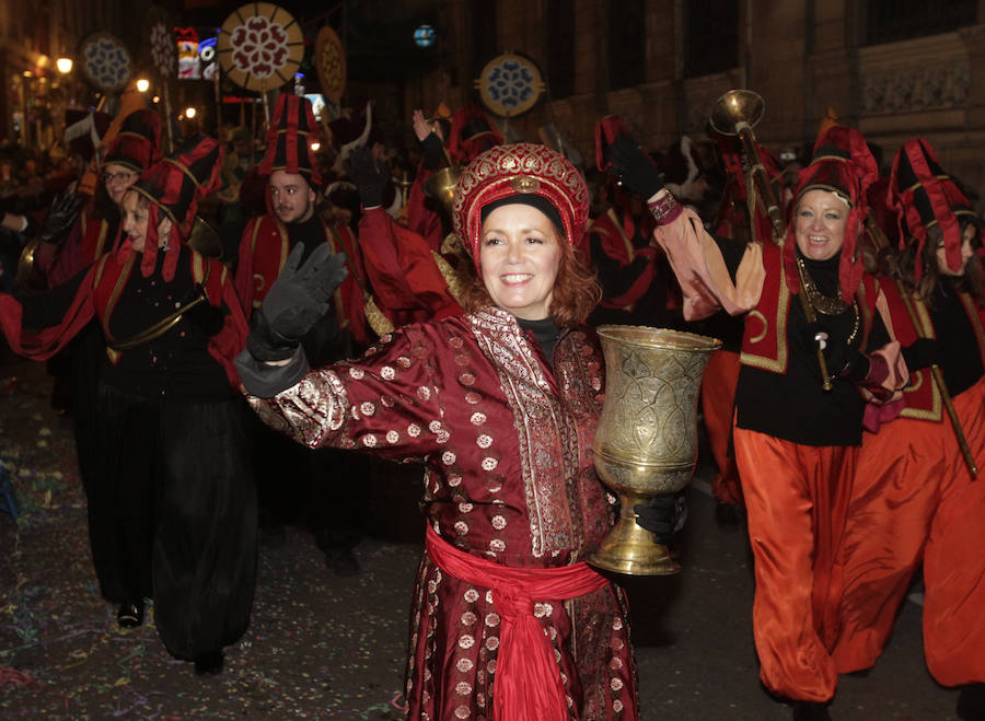 Mágico desfile de Sus Majestades por las calles de Oviedo