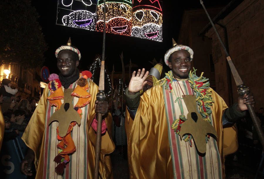 Mágico desfile de Sus Majestades por las calles de Oviedo