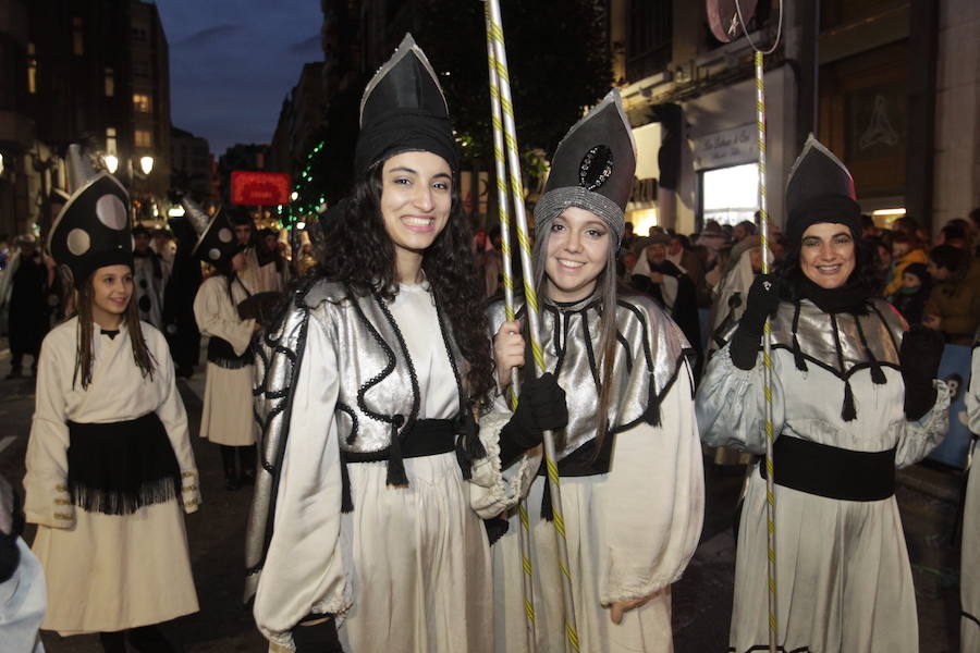 Mágico desfile de Sus Majestades por las calles de Oviedo