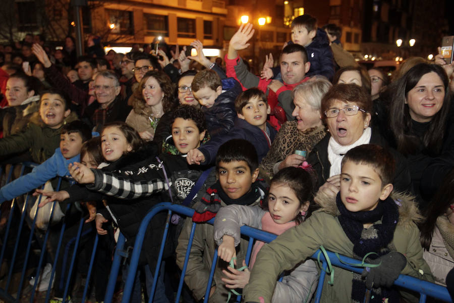Mágico desfile de Sus Majestades por las calles de Oviedo