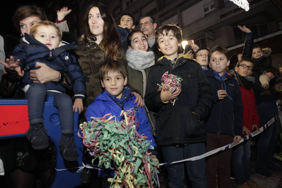 Mágico desfile de Sus Majestades por las calles de Oviedo