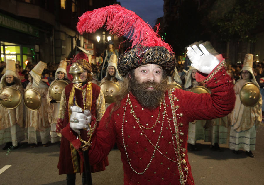 Mágico desfile de Sus Majestades por las calles de Oviedo
