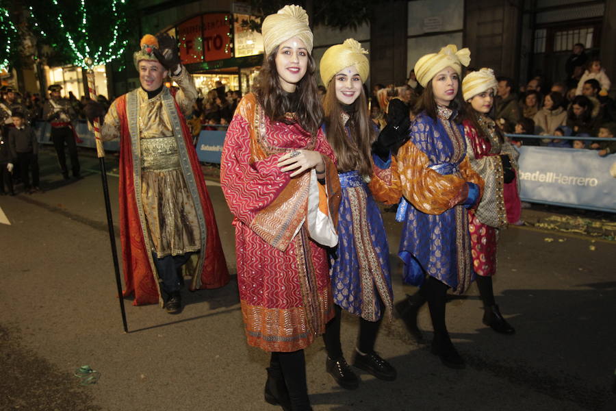 Mágico desfile de Sus Majestades por las calles de Oviedo