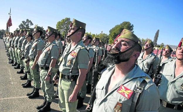 Legionarios de la Brigada Ligera despiden a un contingente en su base de Almería.