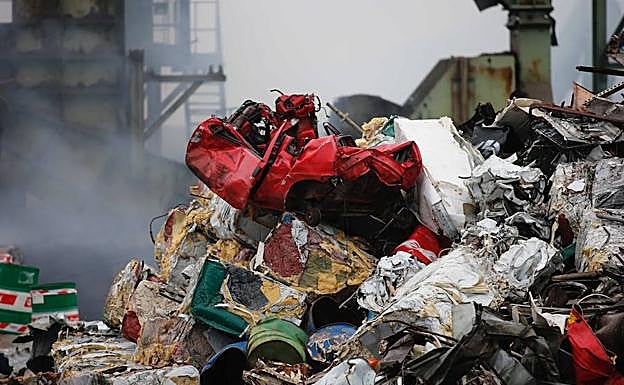 Los bomberos trabajan ahora en el desguace para enfriar la chatarra.