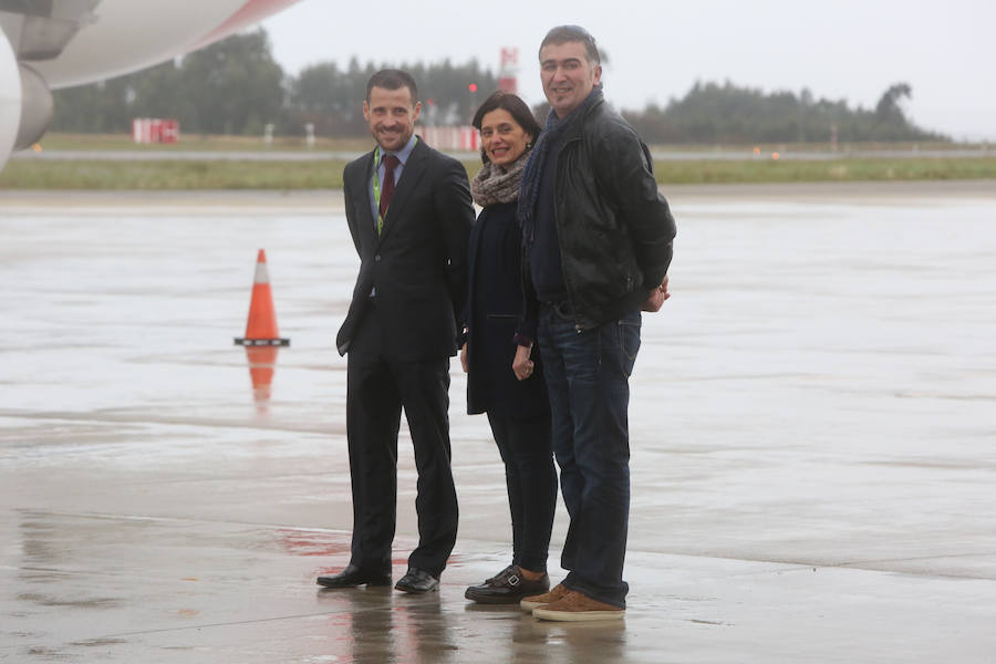 Los Reyes Magos aterrizan en el aeropuerto de Asturias