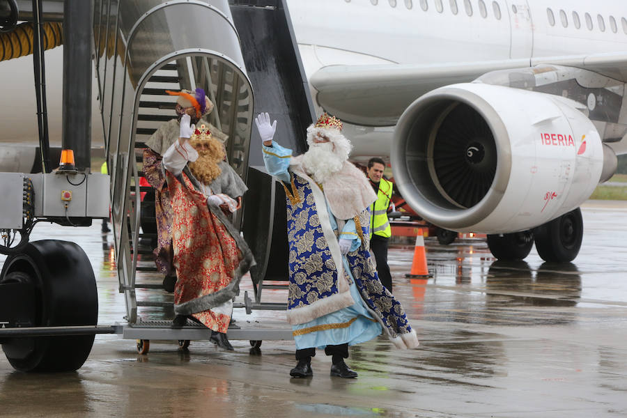 Los Reyes Magos aterrizan en el aeropuerto de Asturias